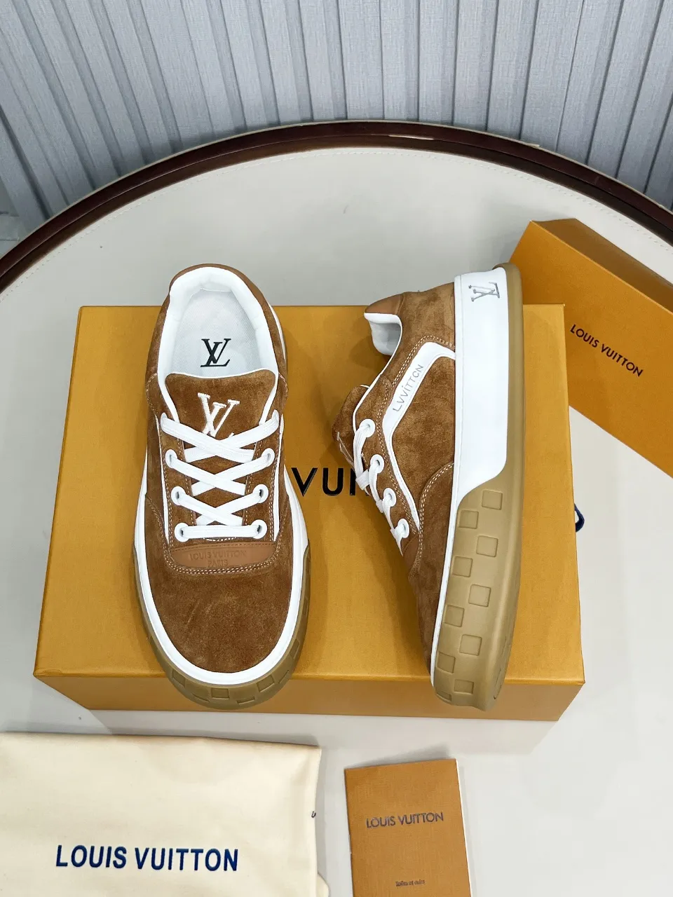 p620💰Men's shoes ❤️❤️❤️Top version LV-Louis Vuitton-Classic catwalk new style Air glue process·Original 1:1 development and reproduction! ! The upper foot is very comfortable. It is made of luxurious materials and fine workmanship. The midsole is printed with English letters "Made in Europe". The upper is made of calfskin imported from Italy. The side is decorated with the brand's LOGO and signature. The latest latex foot pads and mesh lining make the foot feel super comfortable. The original two-color TPU combination outsole is specially provided by the original factory. Bag technology Goodyear stitched edges Fabric: Exclusive custom first-layer cowhide Accessories: Exclusive private model Vuitton logo, lining: Customized silk mesh lining - first-layer silk cowhide lining Outsole: TPU combination outsole wear-resistant, non-slip and anti-yellowing Foot pads: new latex pads-mesh sweat-absorbent Counter technology: fully computerized sewing machine wire drawing Toe box back cover Hot and cold shaping Full set of pull-top last with medium and low logo pattern Code number 39-45